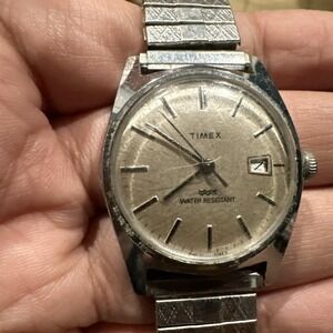 Running Vintage Timex‎ Mechanical Wristwatch Water Resistant Date Watch Silver
